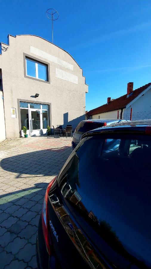 Apartman Mladenovic Apartment Zajecar Bagian luar foto